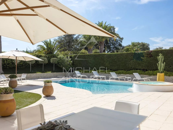 Villa avec piscine et terrasse dans le domaine des Hauts de Vaugrenier à Villeneuve-Loubet.