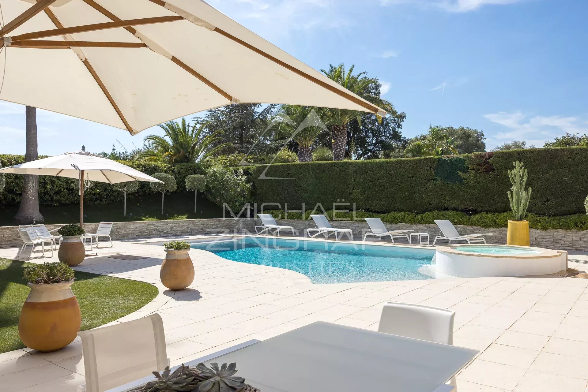Villa avec piscine et terrasse dans le domaine des Hauts de Vaugrenier à Villeneuve-Loubet.