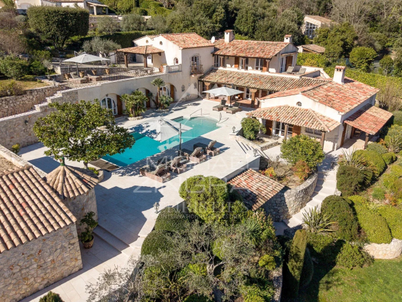 Luxury real estate photo | Charming Properties