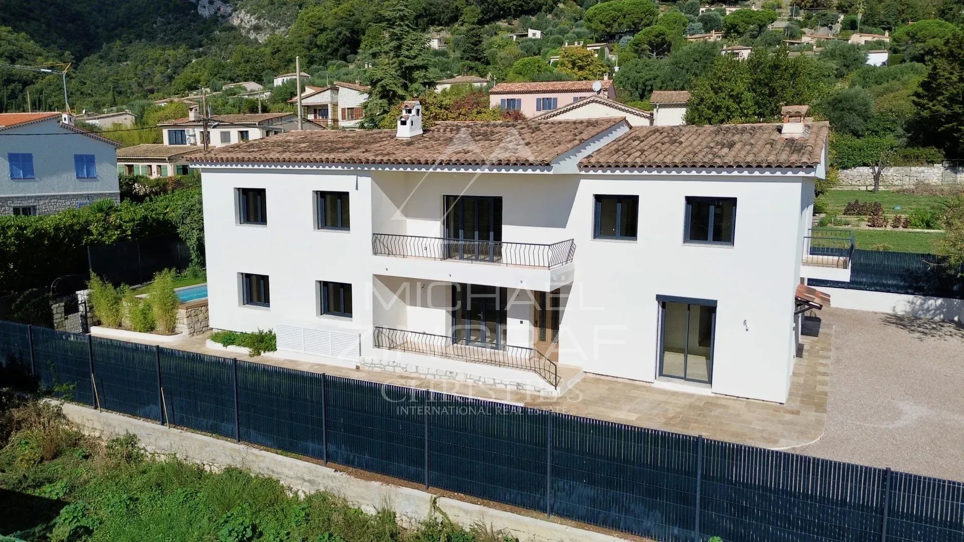 Propriété provençale à Tourrettes-sur-Loup Propriété provençale rénovée avec piscine à Tourrettes-sur-Loup, vue sur le village et les collines environnantes.