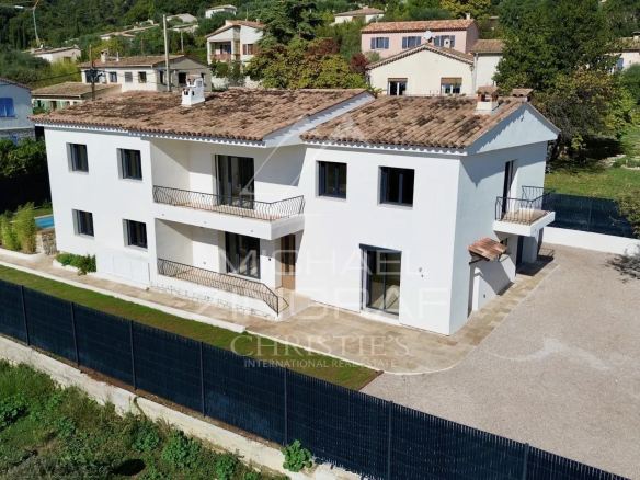 Propriété provençale rénovée avec piscine à Tourrettes-sur-Loup, vue extérieure.