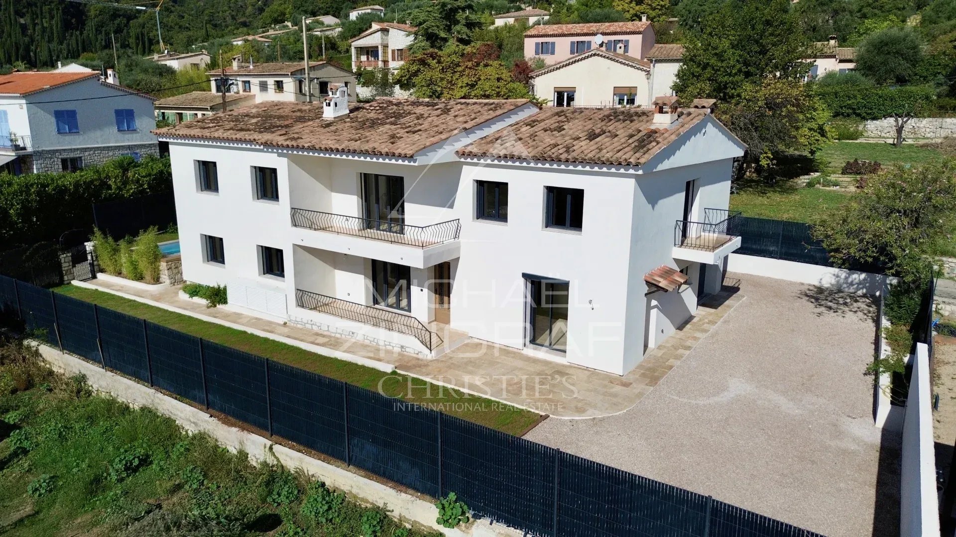 Propriété provençale rénovée Propriété provençale rénovée avec piscine à Tourrettes-sur-Loup, vue extérieure.