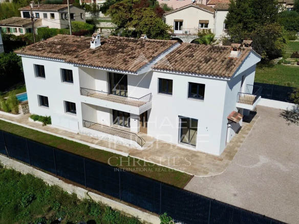 Propriété provençale rénovée avec piscine à Tourrettes-sur-Loup, vue aérienne.
