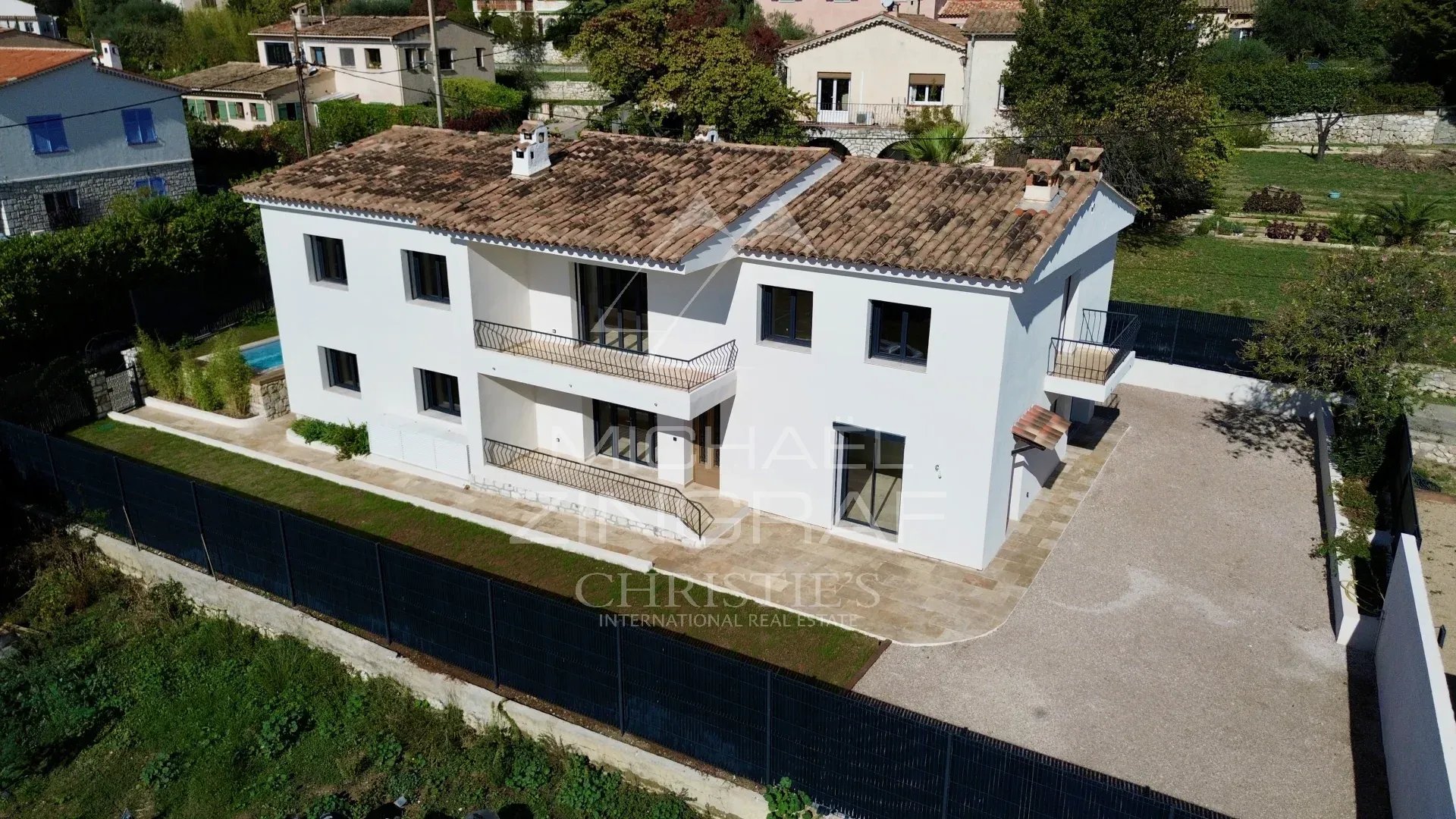 Propriété provençale à Tourrettes-sur-Loup Propriété provençale rénovée avec piscine à Tourrettes-sur-Loup, vue aérienne.