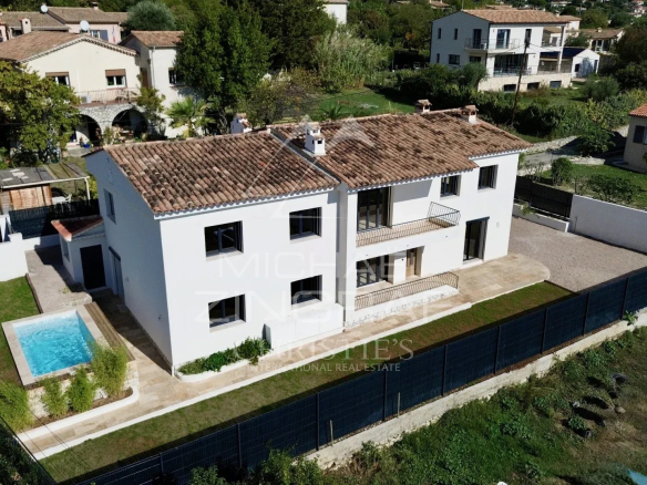 Propriété provençale rénovée avec piscine à Tourrettes-sur-Loup, vue aérienne.