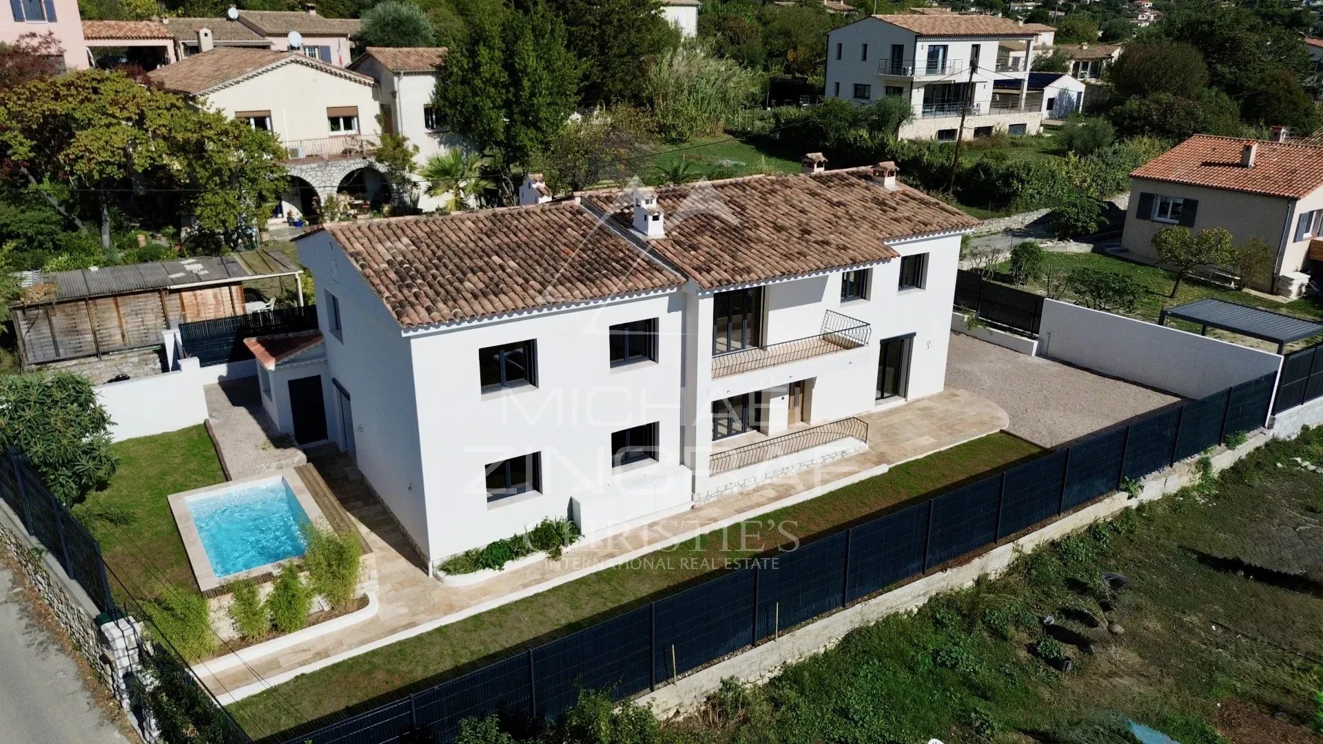 Propriété provençale à Tourrettes-sur-Loup Propriété provençale rénovée avec piscine à Tourrettes-sur-Loup, vue aérienne.