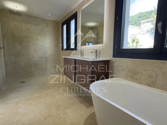 Salle de bain moderne avec douche et baignoire dans une propriété rénovée à Tourrettes-sur-Loup.