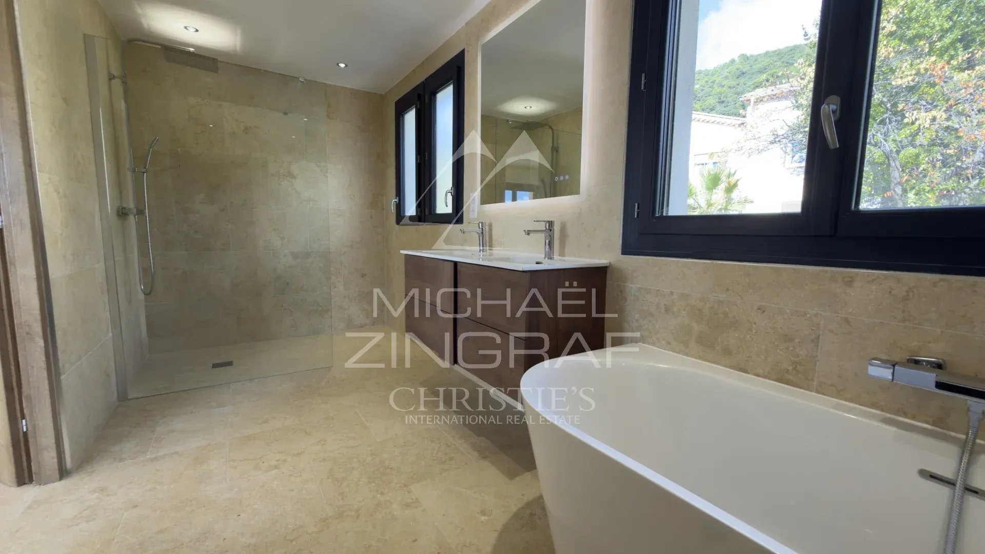 Salle de bain d’une propriété provençale rénovée Salle de bain moderne avec douche et baignoire dans une propriété rénovée à Tourrettes-sur-Loup.