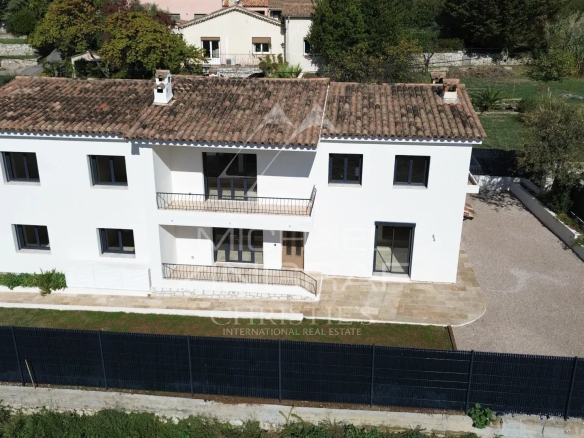 Vue extérieure d'une propriété provençale rénovée avec piscine à Tourrettes-sur-Loup.