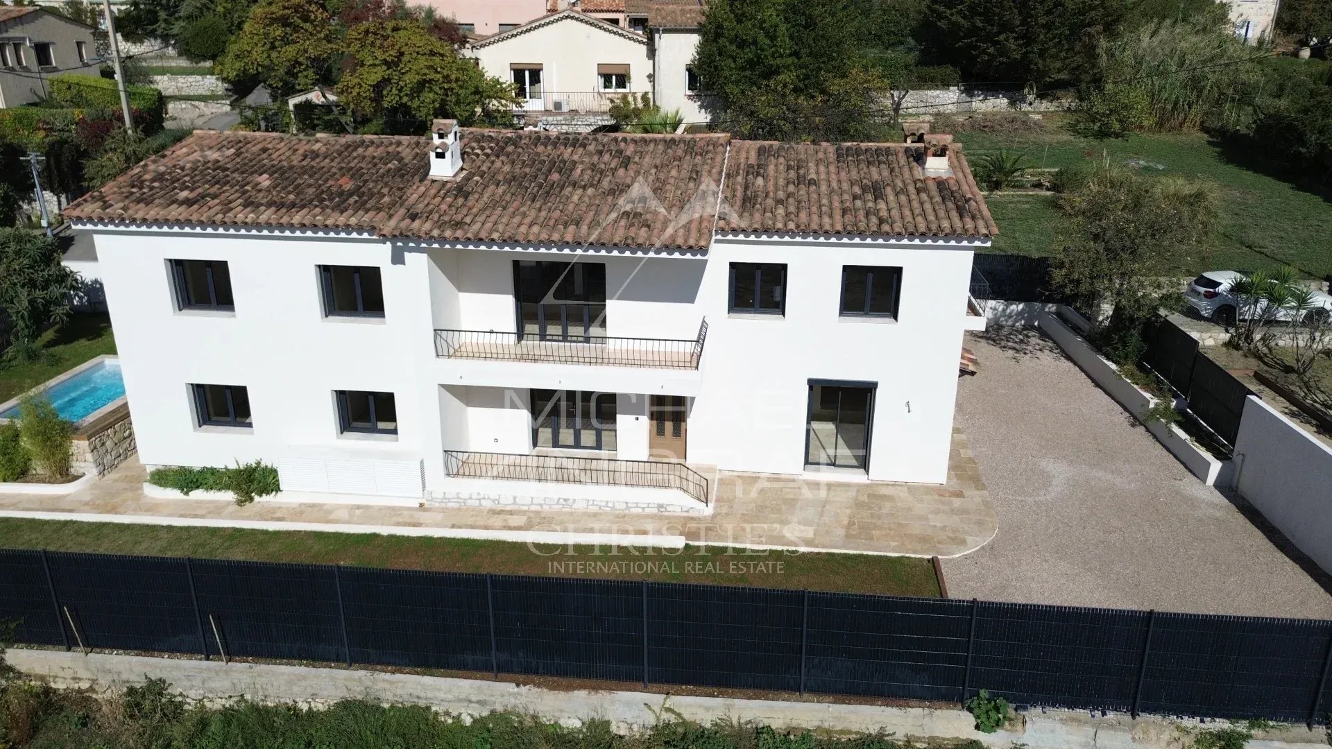 Propriété provençale rénovée à Tourrettes-sur-Loup Vue extérieure d'une propriété provençale rénovée avec piscine à Tourrettes-sur-Loup.