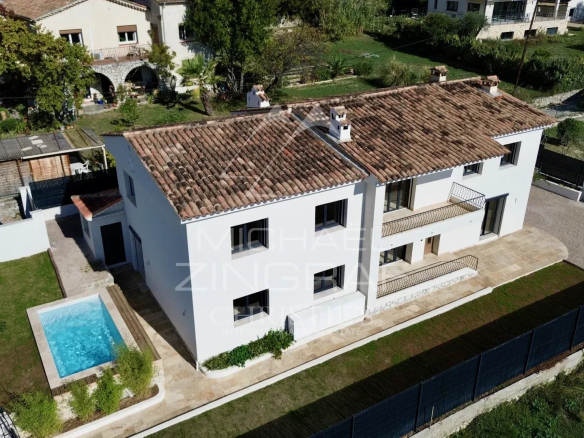 Propriété provençale rénovée avec piscine à Tourrettes-sur-Loup, vue aérienne.