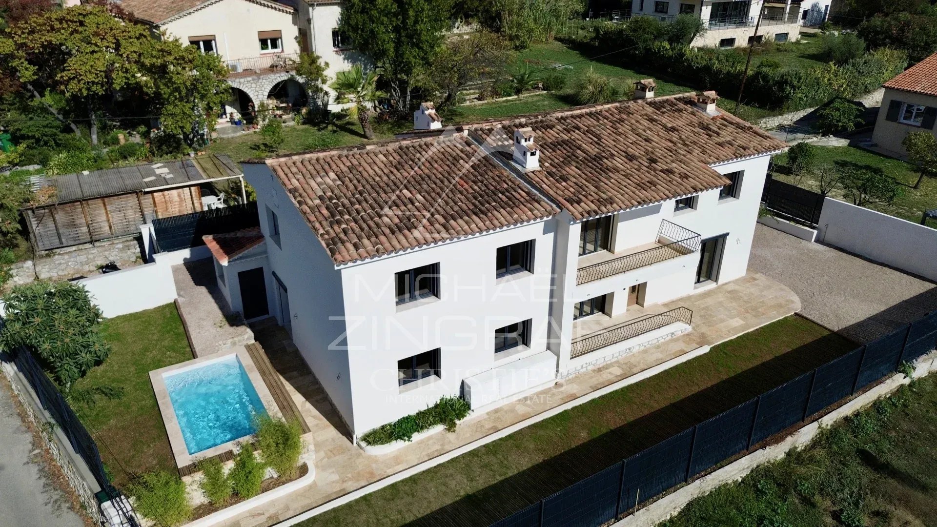 Propriété provençale à Tourrettes-sur-Loup Propriété provençale rénovée avec piscine à Tourrettes-sur-Loup, vue aérienne.