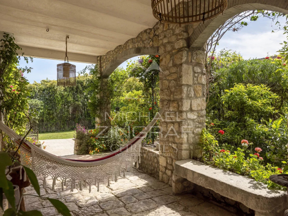 Terrasse en pierre avec un hamac et des plantes, La Colle-sur-Loup