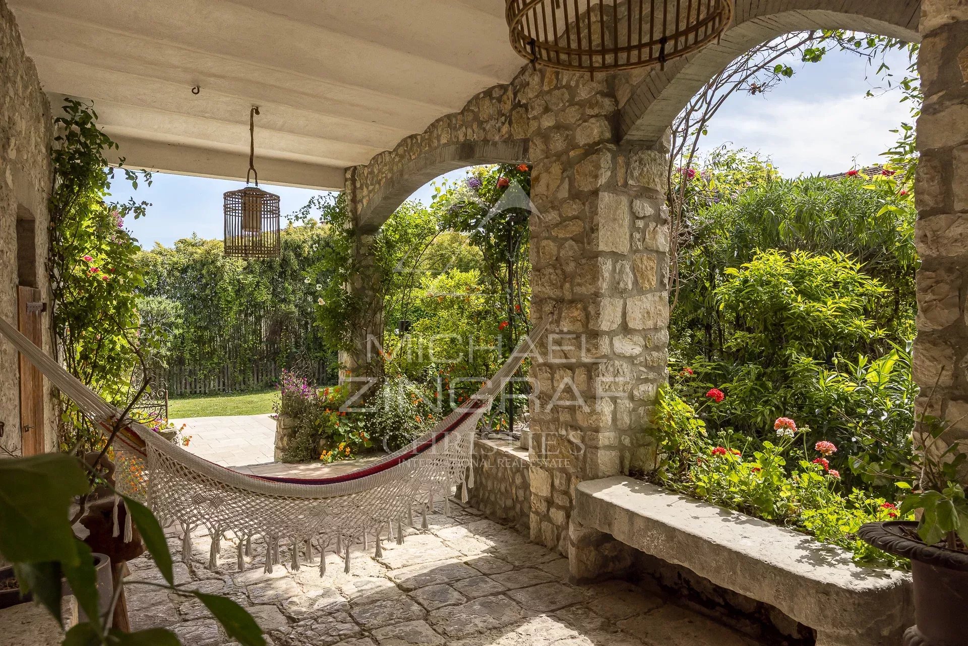 Terrasse en pierre à La Colle-sur-Loup Terrasse en pierre avec un hamac et des plantes, La Colle-sur-Loup