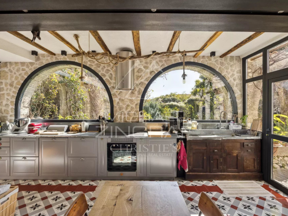 Cuisine moderne avec fenêtres arrondies et vue sur le jardin, La Colle-sur-Loup.