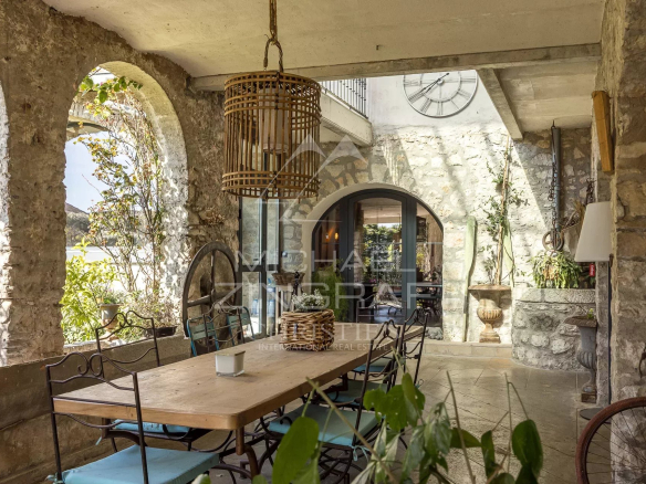 Intérieur d'une demeure rénovée à La Colle-sur-Loup avec un cloître couvert et des espaces de vie.