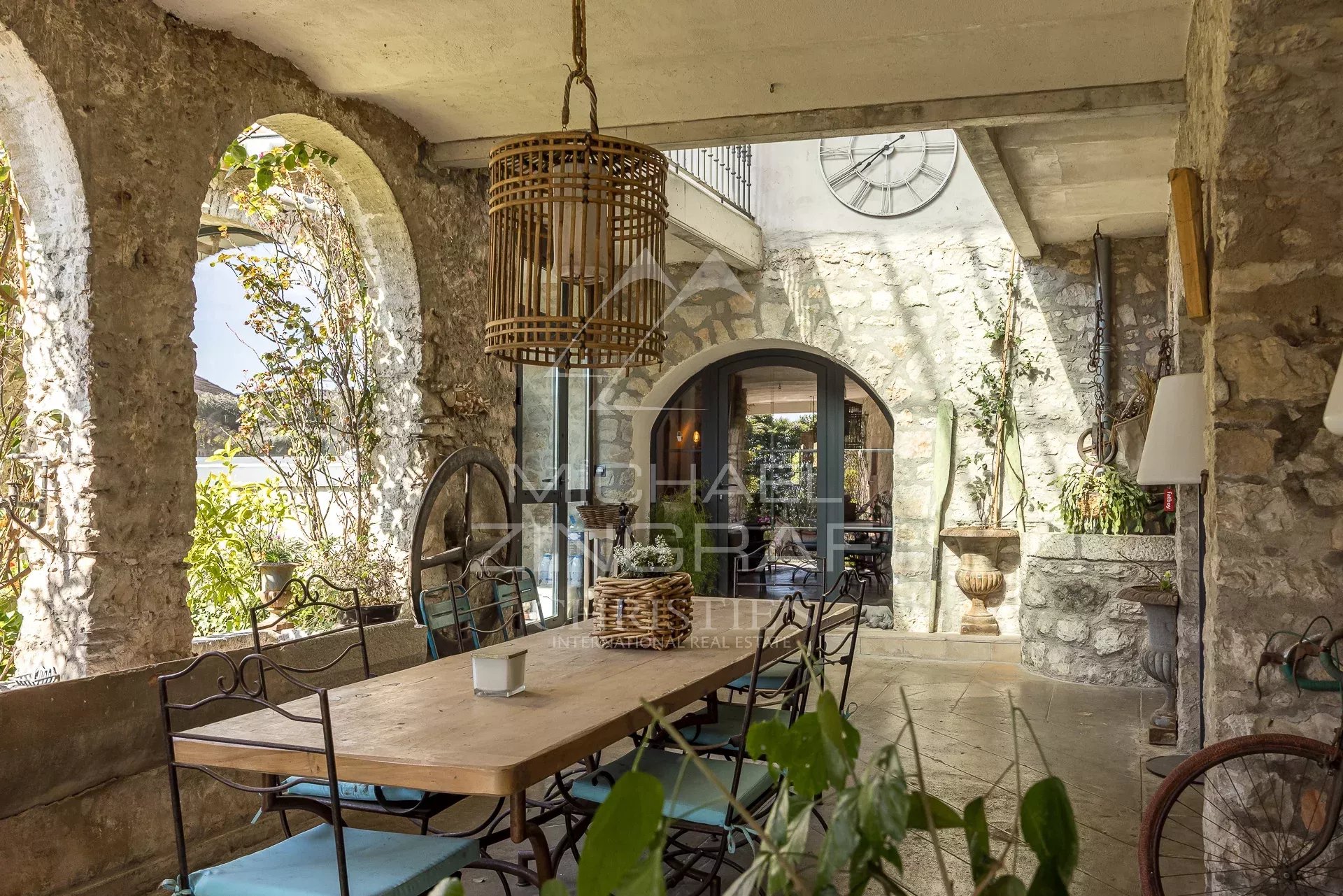 Demeure rénovée à La Colle-sur-Loup Intérieur d'une demeure rénovée à La Colle-sur-Loup avec un cloître couvert et des espaces de vie.