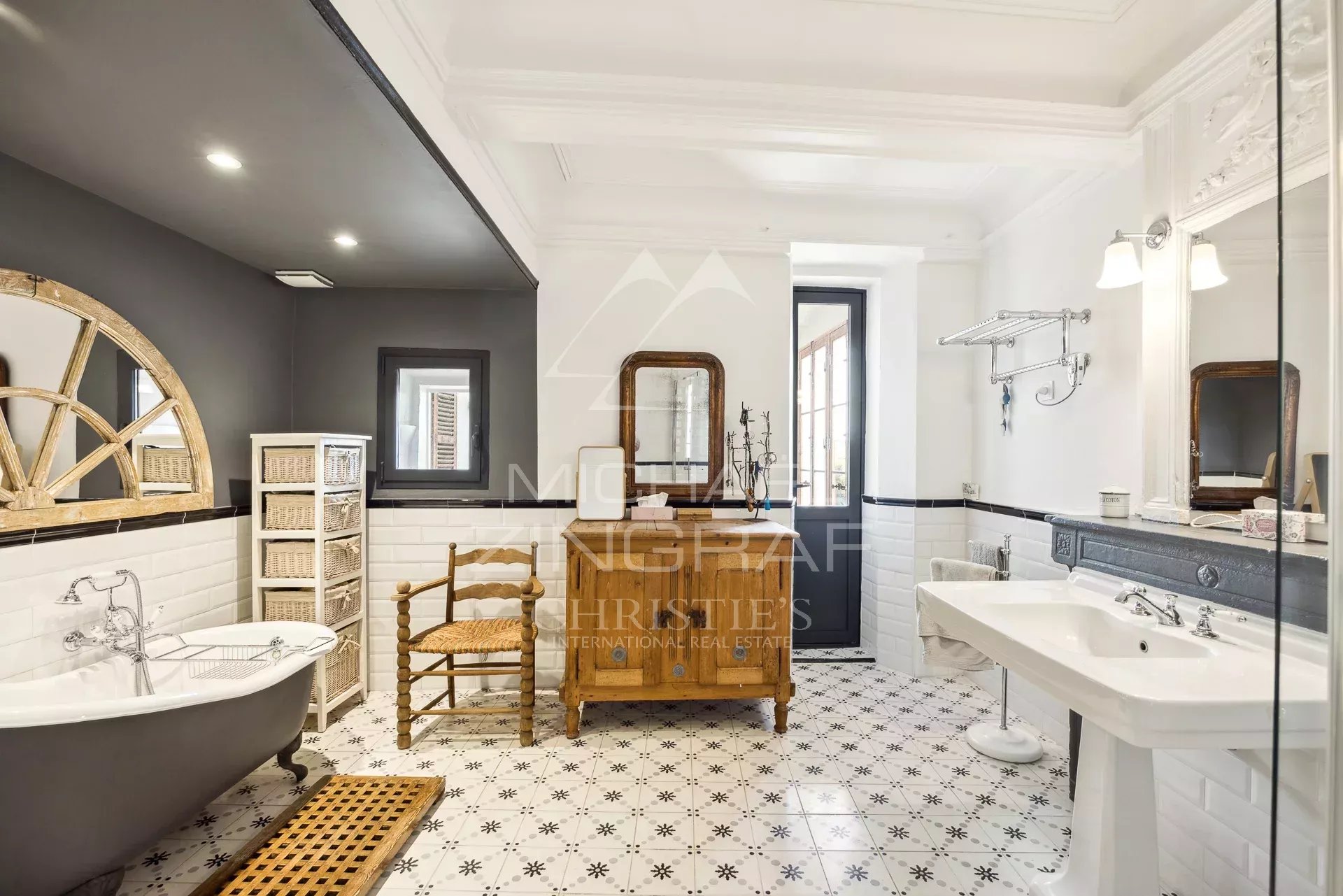 Salle de bain rénovée à La Colle-sur-Loup Salle de bain élégante avec baignoire sur pied et carrelage en mosaïque.