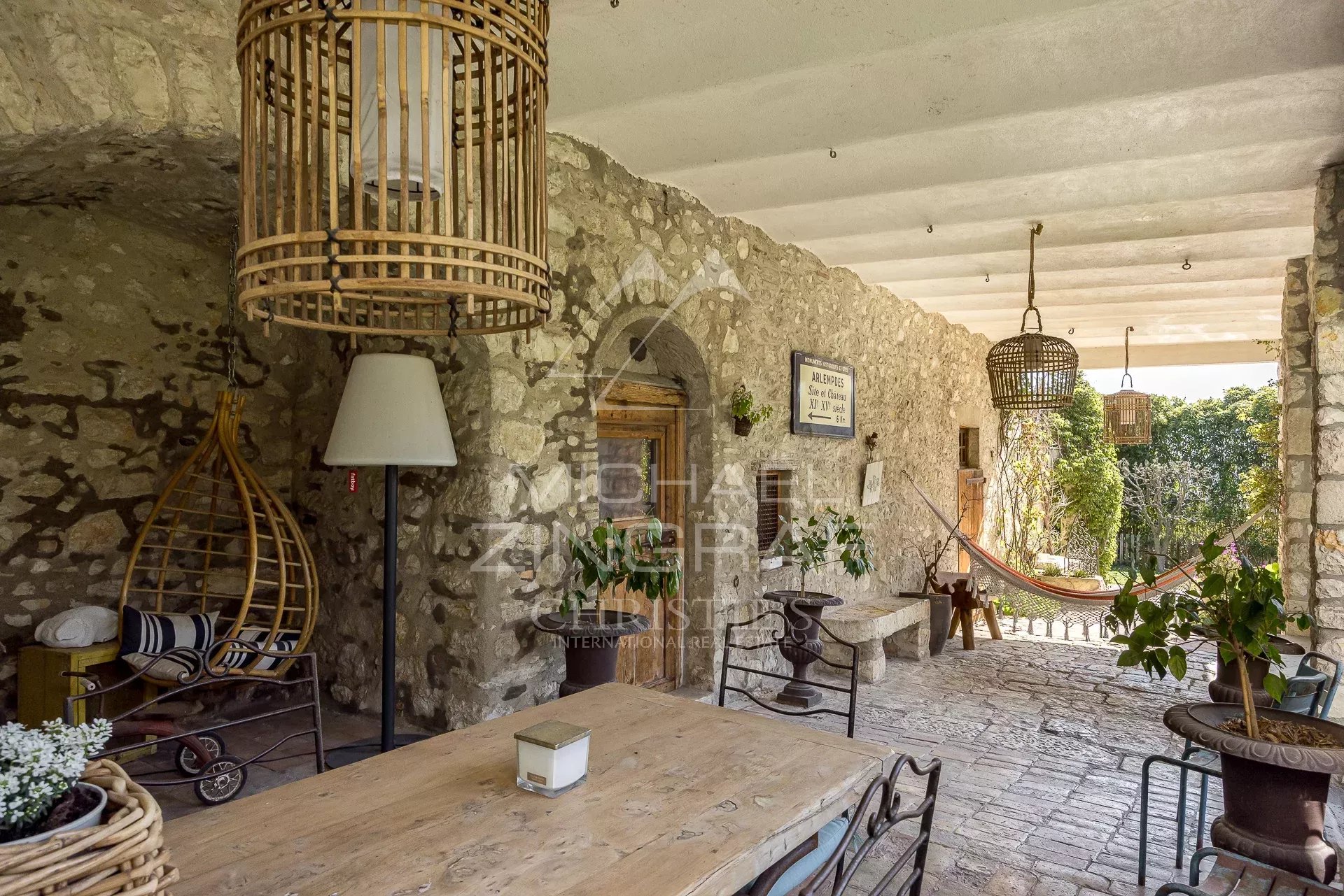 Demeure d’exception à La Colle-sur-Loup Intérieur d'une demeure ancienne à La Colle-sur-Loup avec des éléments de décoration raffinés.