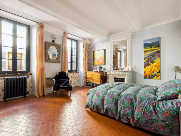 Chambre d'une demeure rénovée à La Colle-sur-Loup avec fenêtres et décoration florale.
