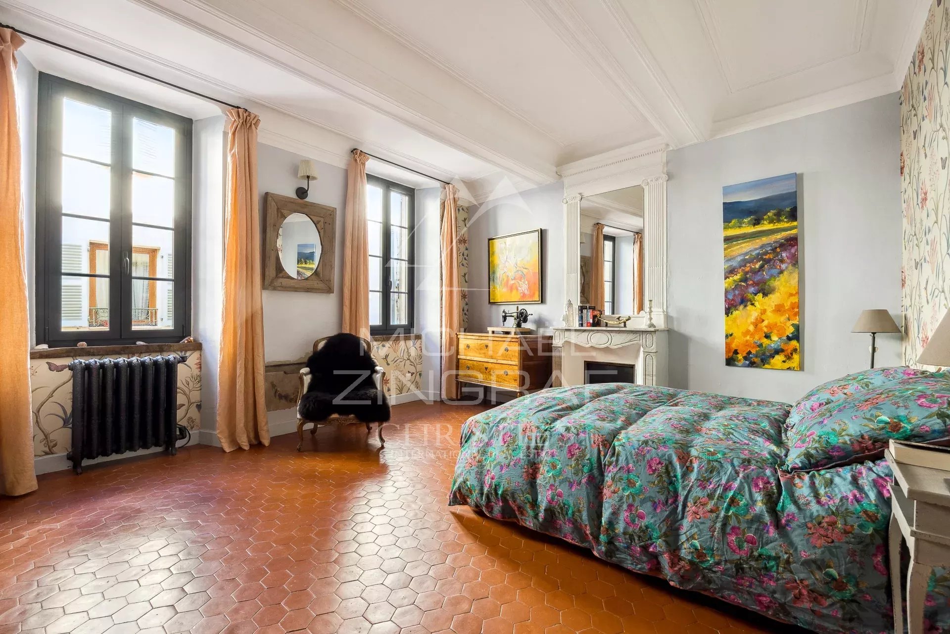 Chambre élégante à La Colle-sur-Loup Chambre d'une demeure rénovée à La Colle-sur-Loup avec fenêtres et décoration florale.