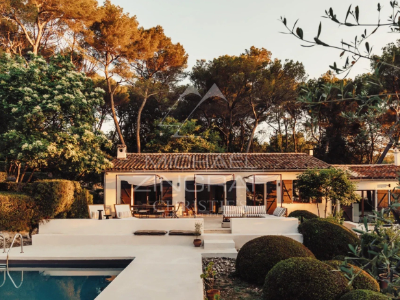 Renovated villa with swimming pool in a landscaped park in La Colle-sur-Loup