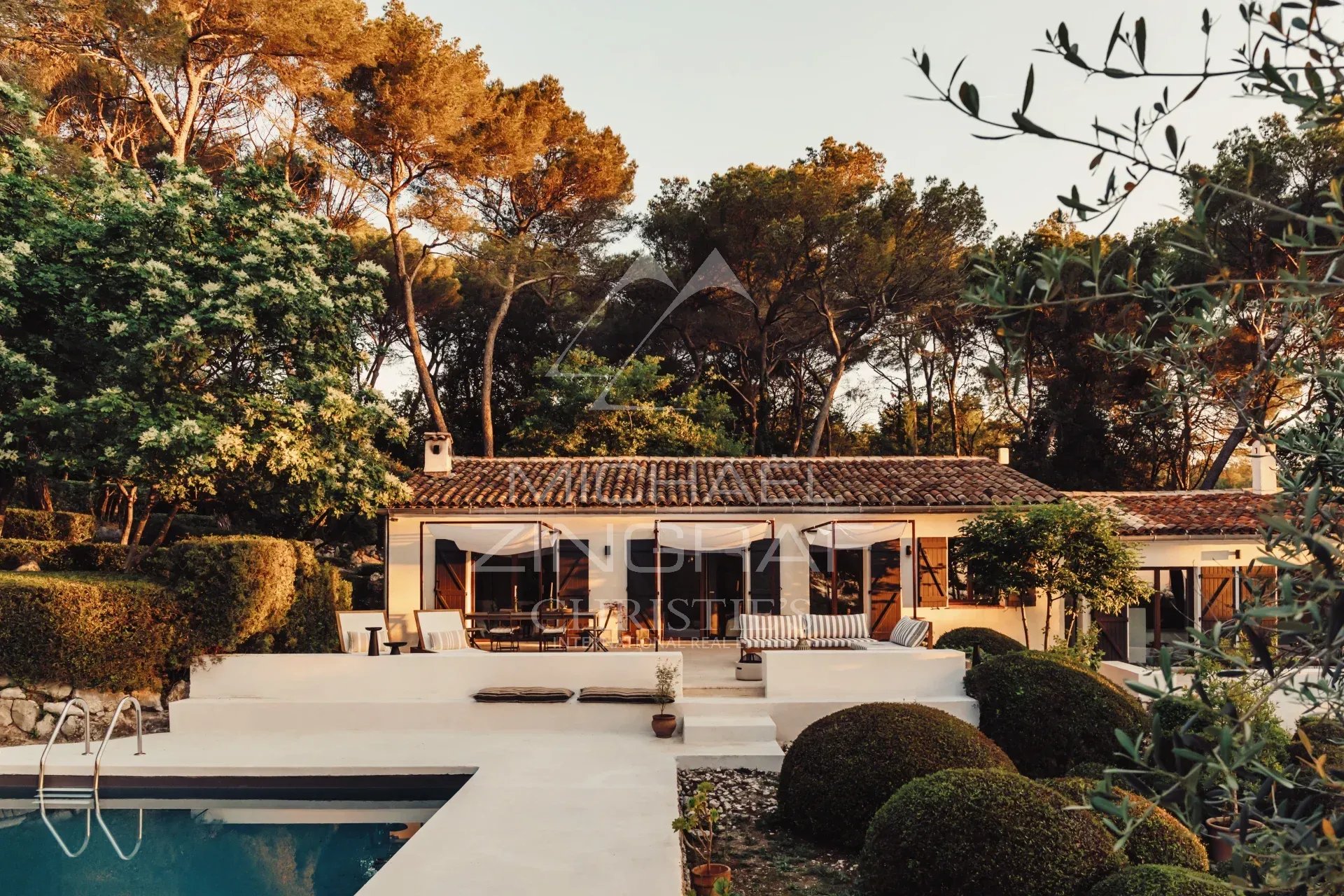 Renovated property in La Colle-sur-Loup Renovated villa with swimming pool in a landscaped park in La Colle-sur-Loup