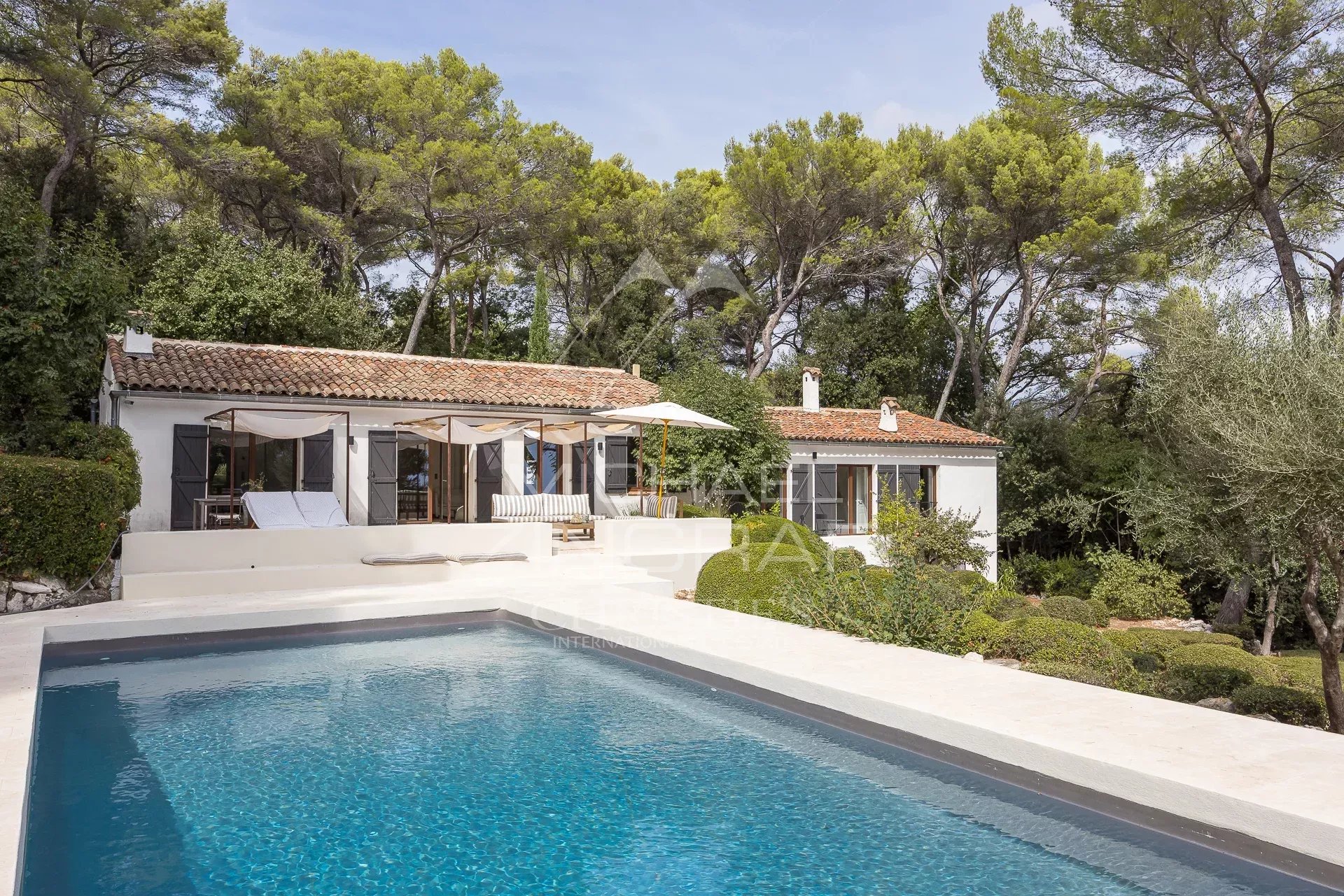 Renovated property in La Colle-sur-Loup Renovated villa with swimming pool in a landscaped park in La Colle-sur-Loup