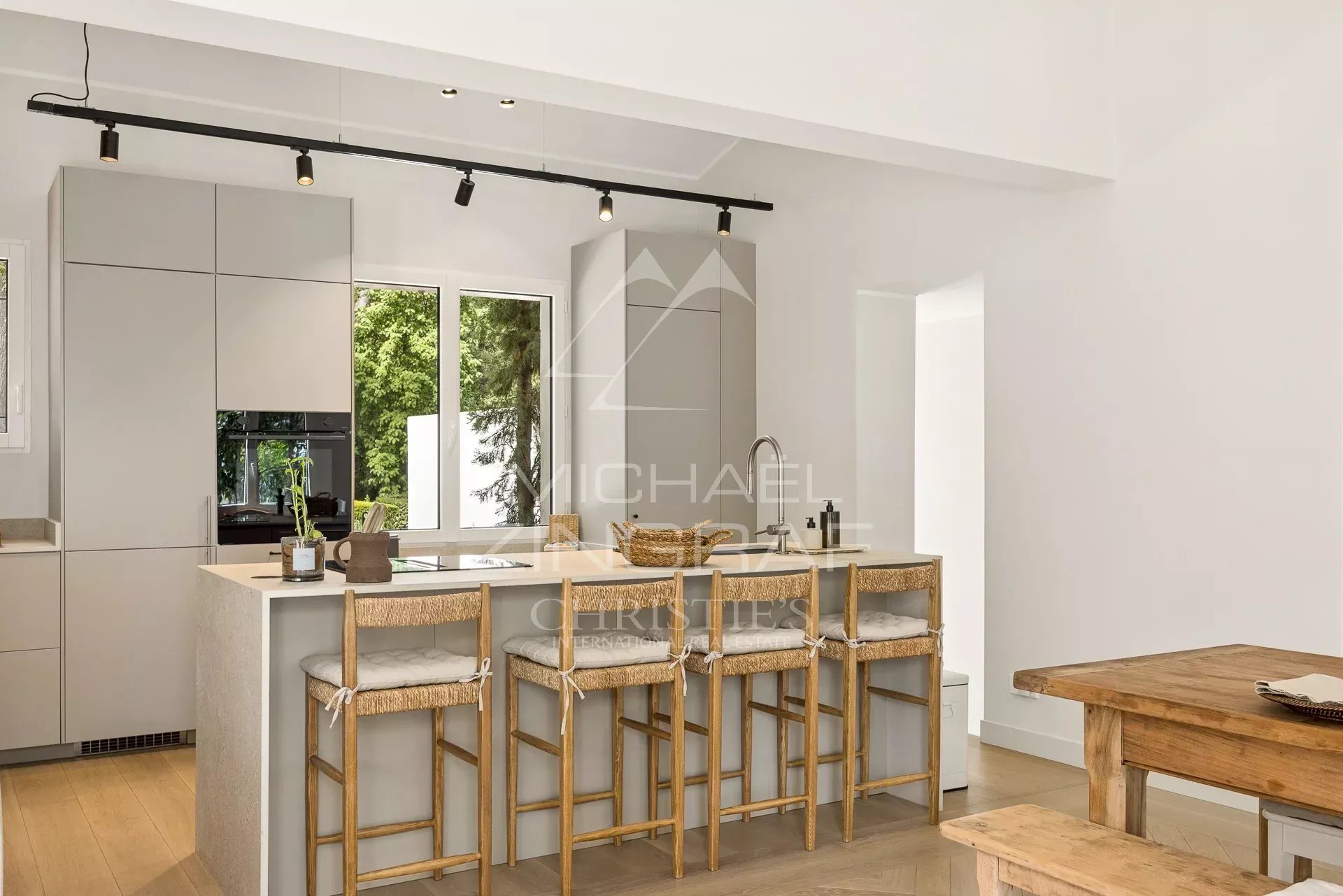 Kitchen of a renovated villa in La Colle-sur-Loup Modern kitchen with bar and high chairs in a renovated villa.