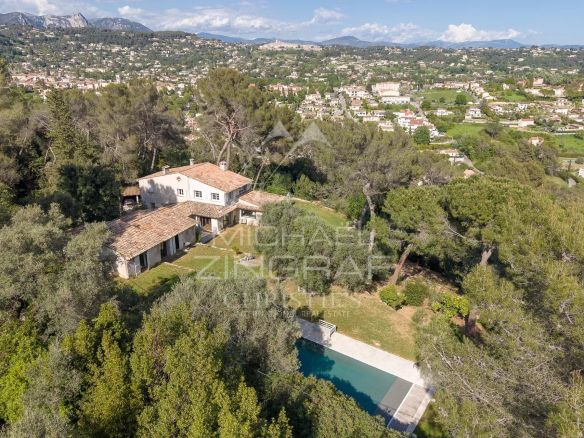 Provençal property with swimming pool and views of the village of Saint-Paul-de-Vence, La Colle-sur-Loup.