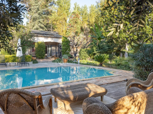 Propriété avec piscine et espace extérieur à Saint-Paul-de-Vence, entourée de verdure.