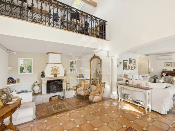 Intérieur d'une propriété à Saint-Paul-de-Vence avec salon, cheminée et décoration élégante.
