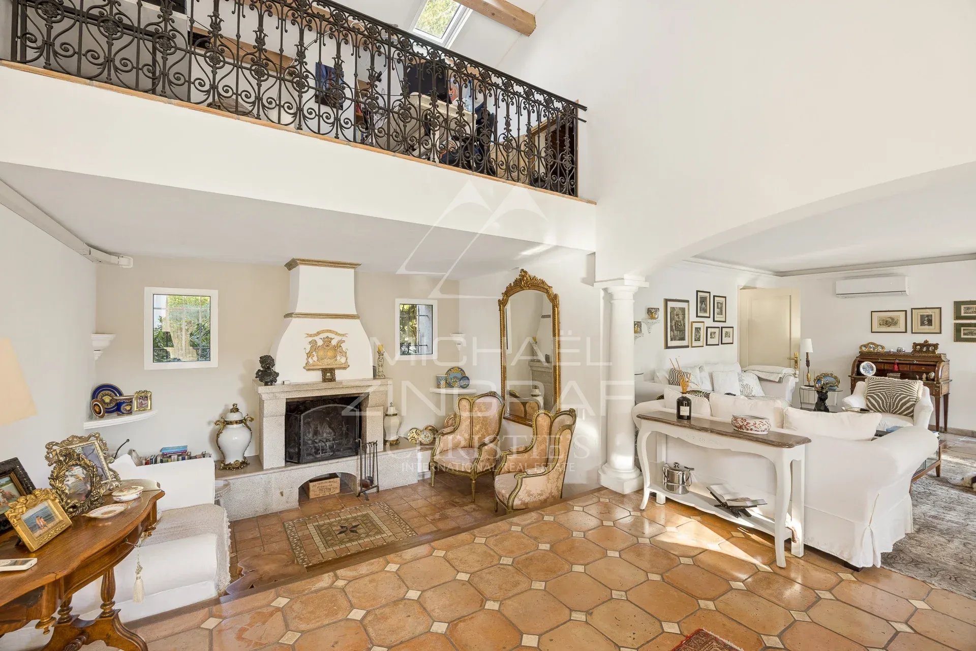 Intérieur d'une propriété à Saint-Paul-de-Vence avec salon, cheminée et décoration élégante.