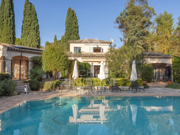 Propriété avec piscine et jardins à Saint-Paul-de-Vence.