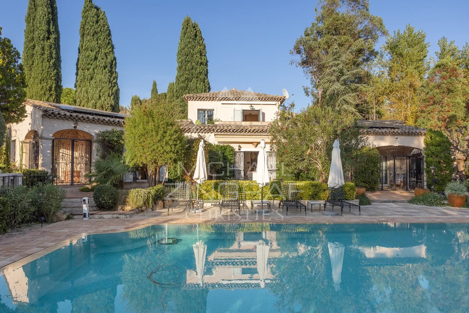 Propriété avec piscine et jardins à Saint-Paul-de-Vence.