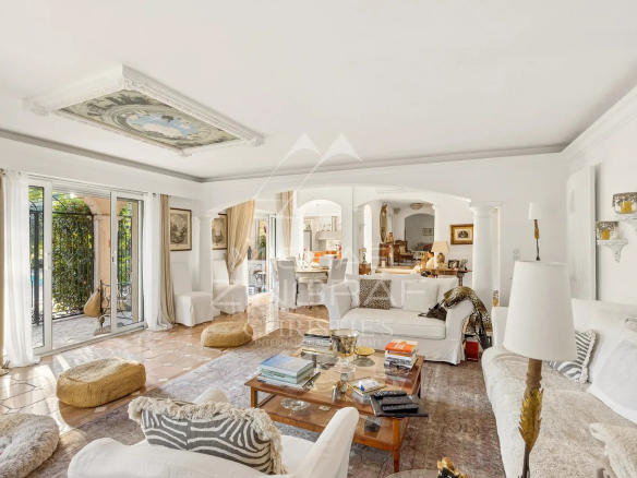 Intérieur d'une propriété à Saint-Paul-de-Vence avec salon lumineux et cheminée.