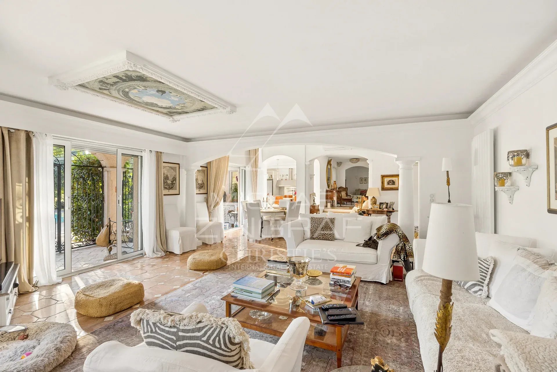 Intérieur d'une propriété à Saint-Paul-de-Vence avec salon lumineux et cheminée.
