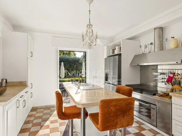 Cuisine moderne avec îlot central et vue sur l'extérieur à Saint-Paul-de-Vence.