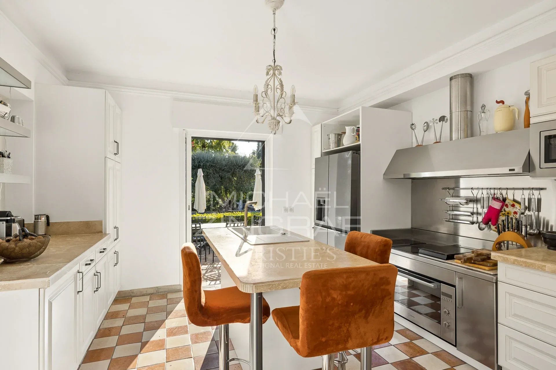 Cuisine moderne avec îlot central et vue sur l'extérieur à Saint-Paul-de-Vence.