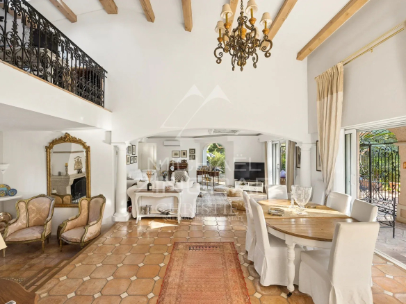 Intérieur d'une propriété à Saint-Paul-de-Vence avec salon, salle à manger et cuisine ouverte.