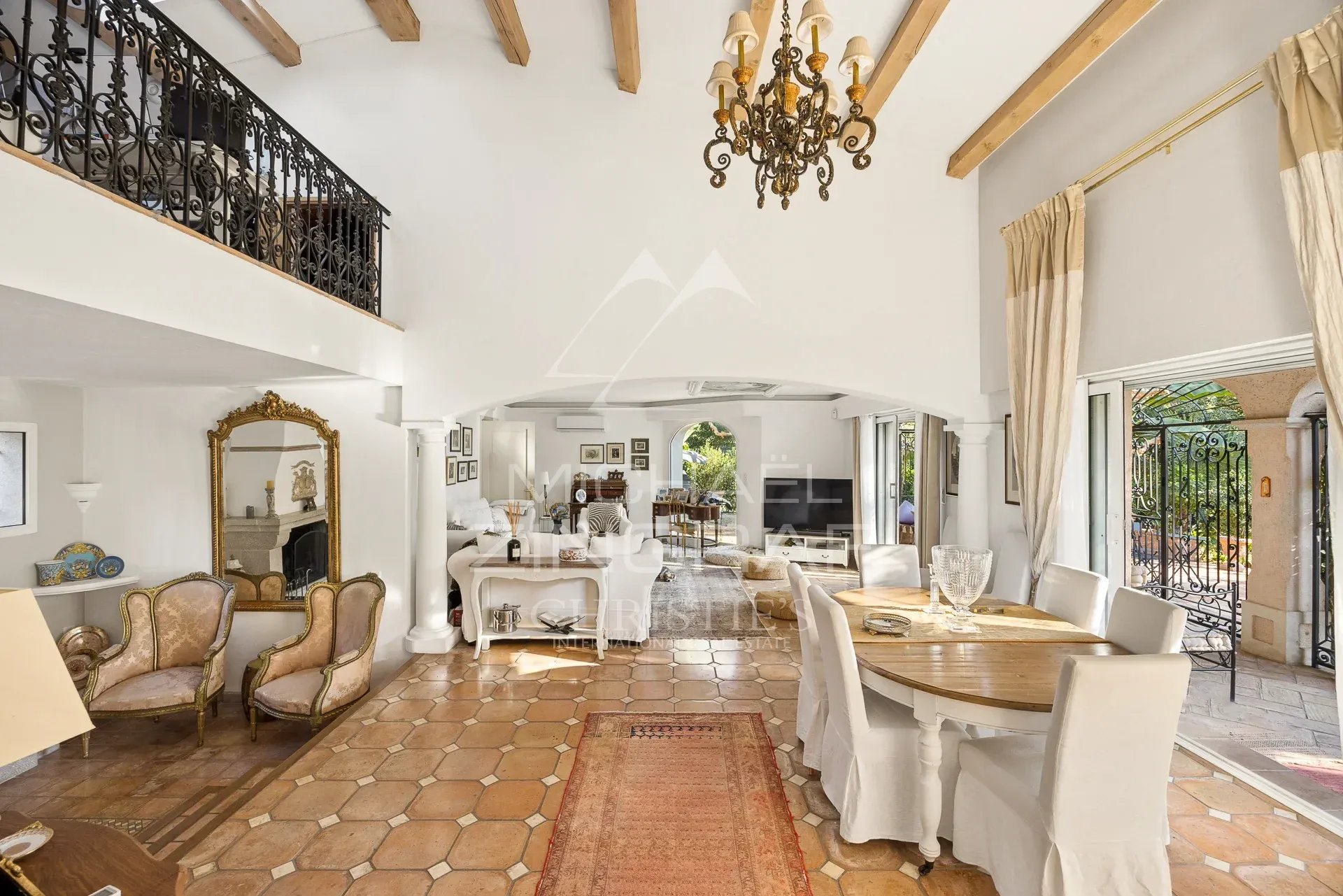 Intérieur d'une propriété à Saint-Paul-de-Vence avec salon, salle à manger et cuisine ouverte.