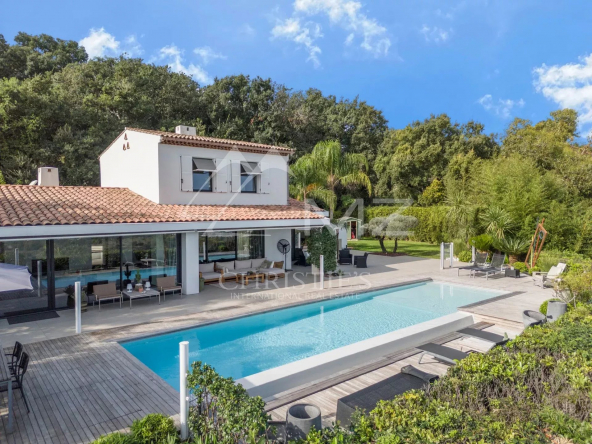 Elegant Villa with Panoramic View in the Prestigious Domaine des Hauts de Vaugrenier