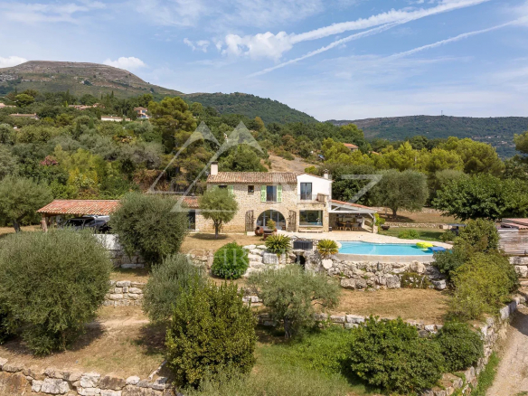 Vue mer et collines, à pieds du village