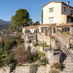 Appartement-villa dans domaine fermé proche du village