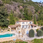 Near Saint-Paul-de-Vence-Superb Provencal villa renovated with sea view