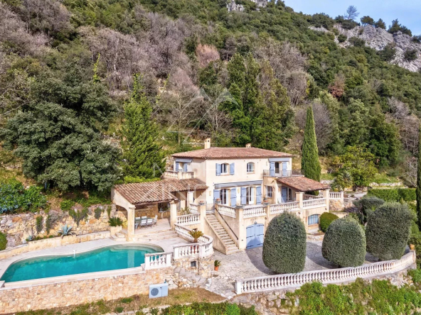 Near Saint-Paul-de-Vence-Superb Provencal villa renovated with sea view