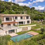 Renovated provençale with panoramic view of sea and village