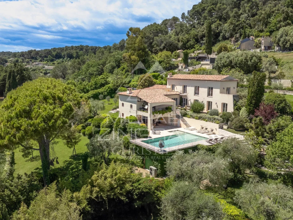ENCHERES : La Colle-sur-Loup : Villa provençale avec vue mer