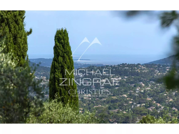Superb villa in the dominant position with sea view