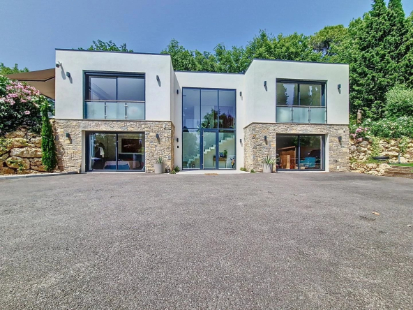 Contemporary house close to golf